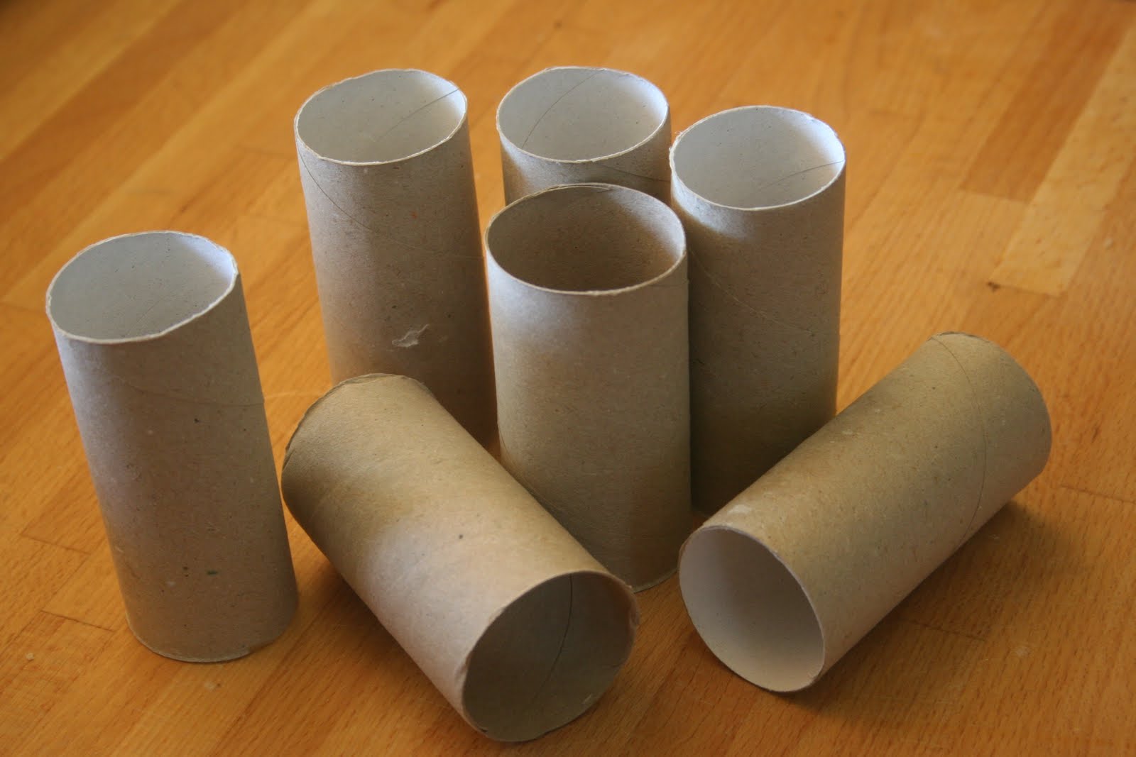 Carrinhos de corrida com tubos reciclados de papel higiênico